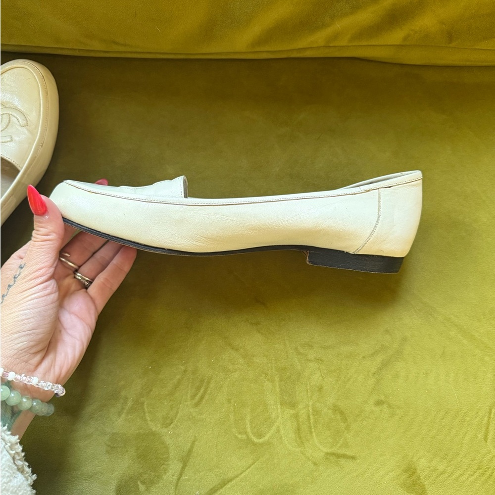 Vintage Chanel Cream Leather Flats with Iconic CC Logo - Picture 3 of 4